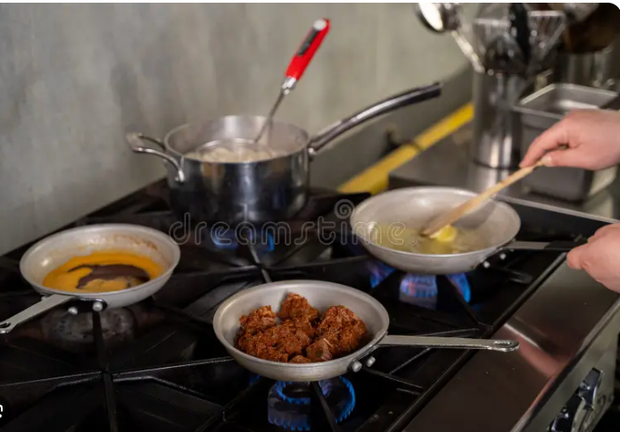 Las reuniones familiares se complican por la falta de espacio y tiempo para cocinar.