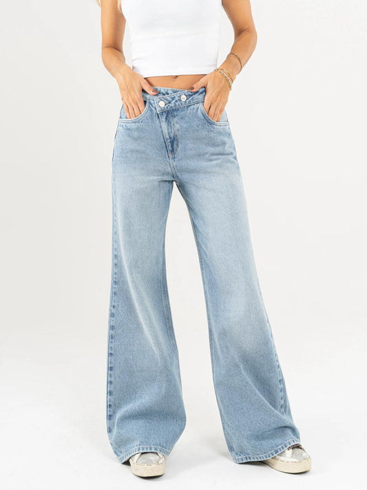 Jean Mom Flare Botón Asimétrico